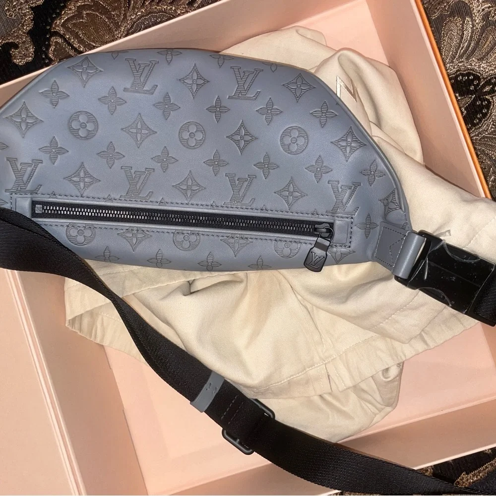 Gray Leather, Black Strap, Louis Vuitton Bumbag NEVER WORN from Louis Vuitton - Picture 3 of 10